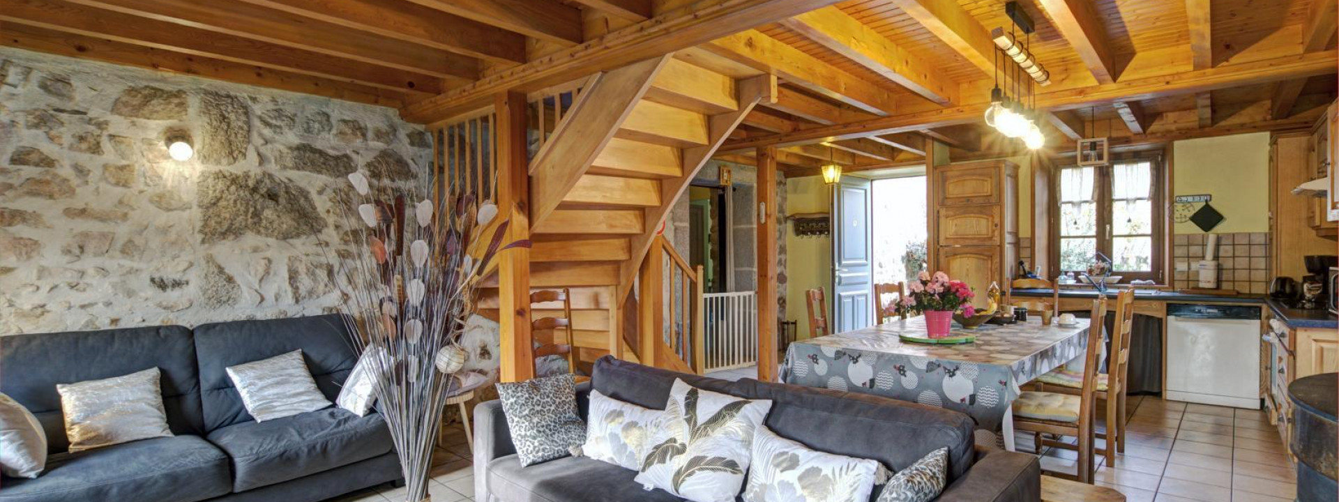 "coin salon avec deux canap�s de 3     places "